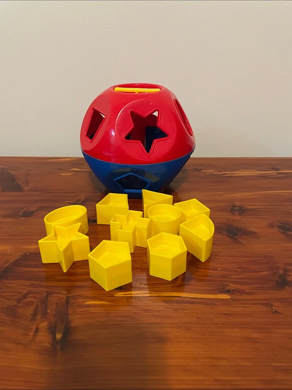 Tupperware Vintage Shape O Ball Toy Sorter in Red & Blue with  10 Yellow Shapes.